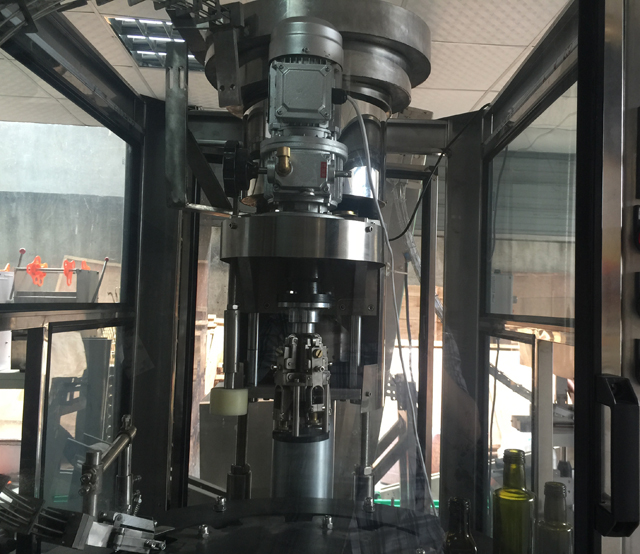 wewnątrz maszyny do zamykania ropp.jpg