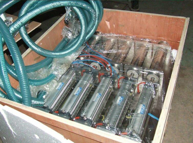 Maszyna napełniająca 4 głowice w drewnianej obudowie.jpg