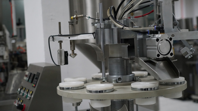 wypełniacz tubki uszczelniacz plastik.jpg