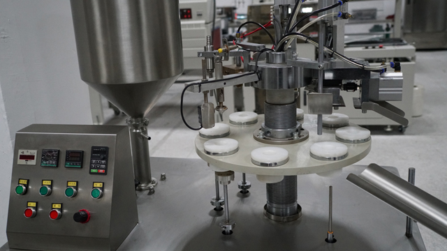 sprzęt do napełniania i zamykania tub.jpg