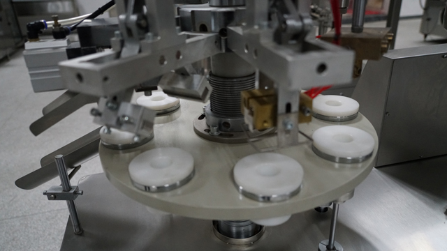 linia do napełniania i zamykania tub półautomatyczna.jpg