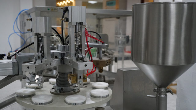 wypełniacz tubki uszczelniacz plastik.jpg