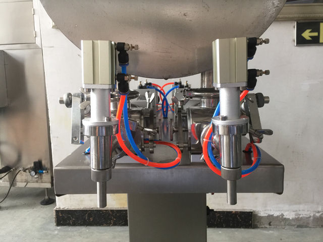 two filling nozzles pneumatic filler equipment dysze dwa.jpg