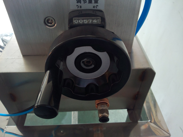 liquid filling machine semi automatic Sprzęt do napełniania szamponem.jpg