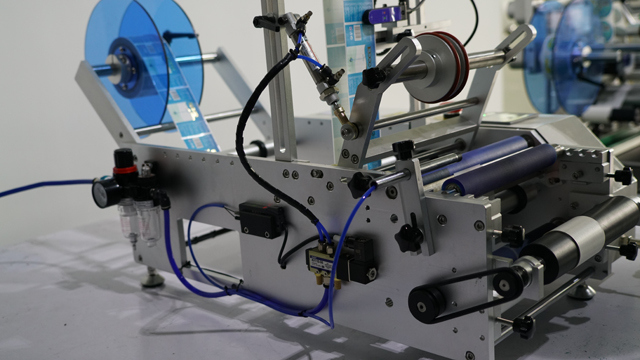 Zdjęcia boczne maszyn etykietujących.jpg