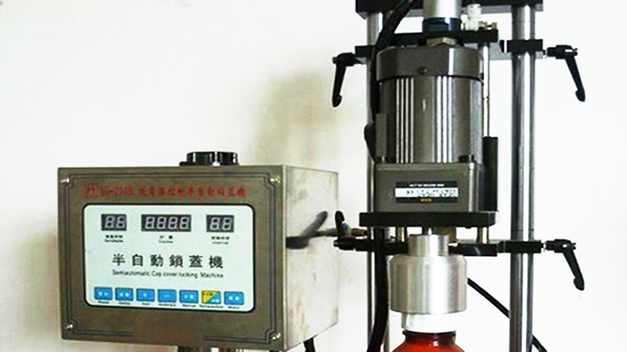 press capping equipments semi automatic sprzęt do zakręcania.jpg