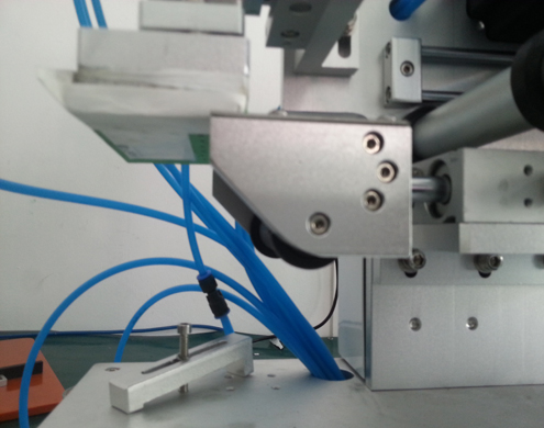 semi automatic flat bottles labeling equipment płaska etykieciarka z zaawansowanym PLC (2).jpg