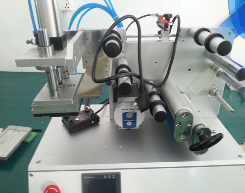 flat surface labeling equipment semi automatic wyposażenie do etykietowania powierzchni płaskich (3).jpg