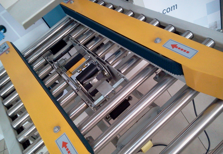 carton sealing stainless steel roll zbliżenie maszyny do zaklejania kartonów półautomatycznej.jpg