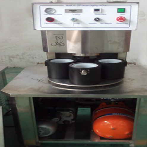 illustration of vacuum capping machine semi automatic ilustracja do zatykania próżniowego.jpg