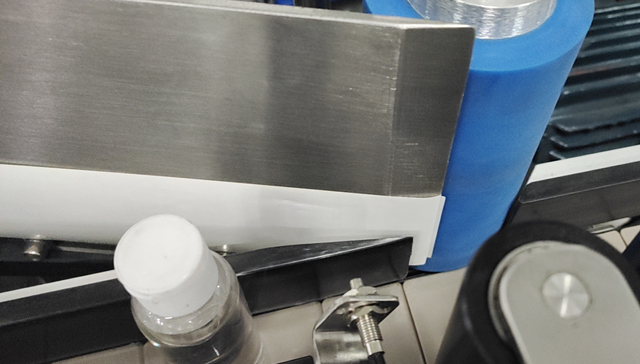 proces etykietowania butelek.jpg