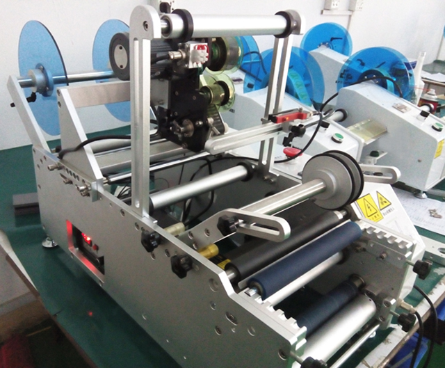 ETYKIECIARKA PÓŁAUTOMATYCZNA do igieł iniekcyjnych.jpg