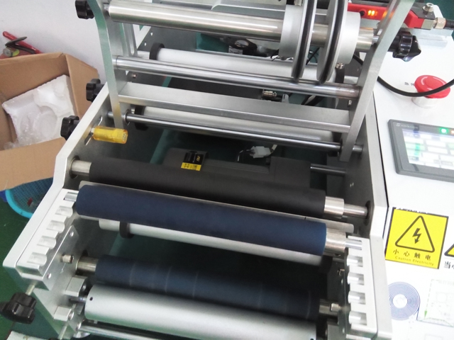 ETYKIECIARKA PÓŁAUTOMATYCZNA do igieł iniekcyjnych.jpg