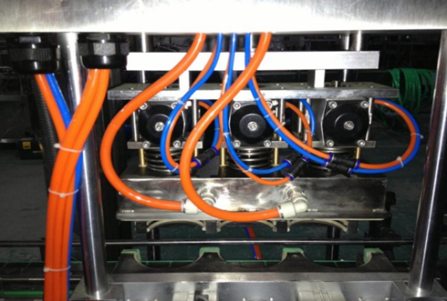 vacuum capper linear zbliżenie części głowic do zatykania próżniowego.jpg