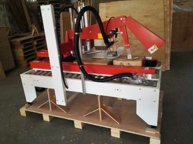 maszyna do zaklejania kartonów klejem na gorąco.jpg