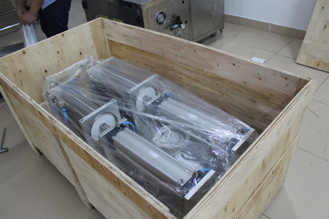 maszyna w drewnianej obudowie.jpg