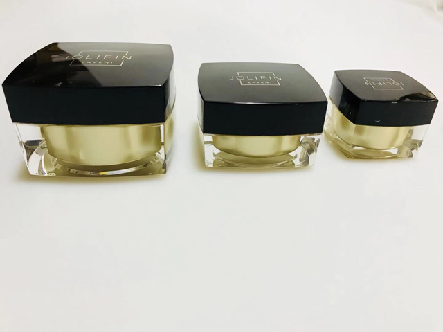 kwadratowe czarne słoiki do zamykania zakręcarką